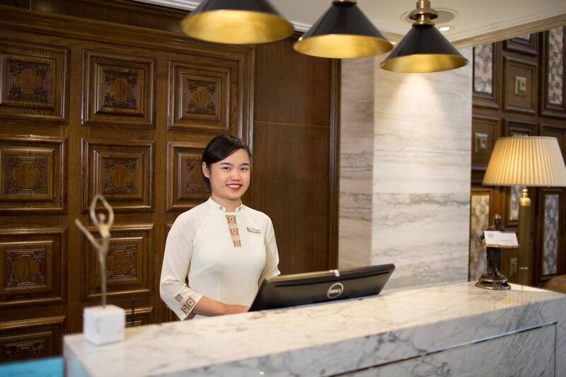 ao-dai-le-tan-khach-san-mau-trang