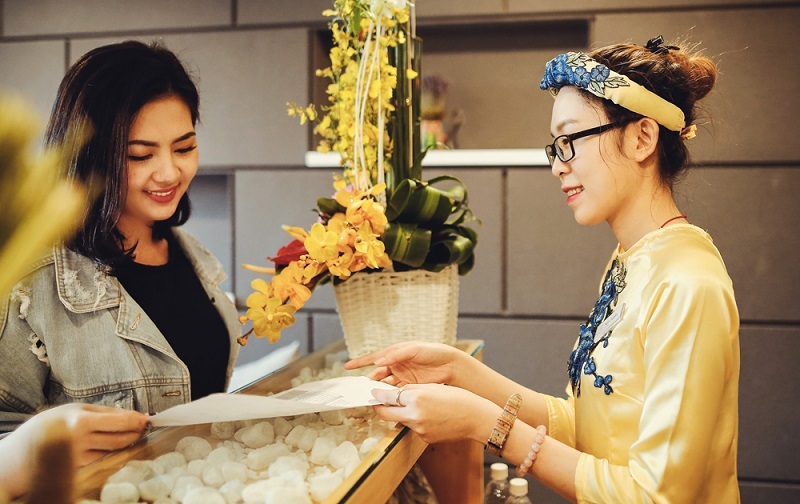 Áo dài lễ tân màu vàng