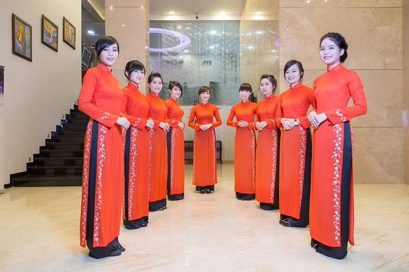 ao-dai-le-tan-khach-san2