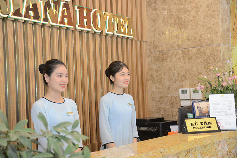 ao-dai-le-tan-khach-san6