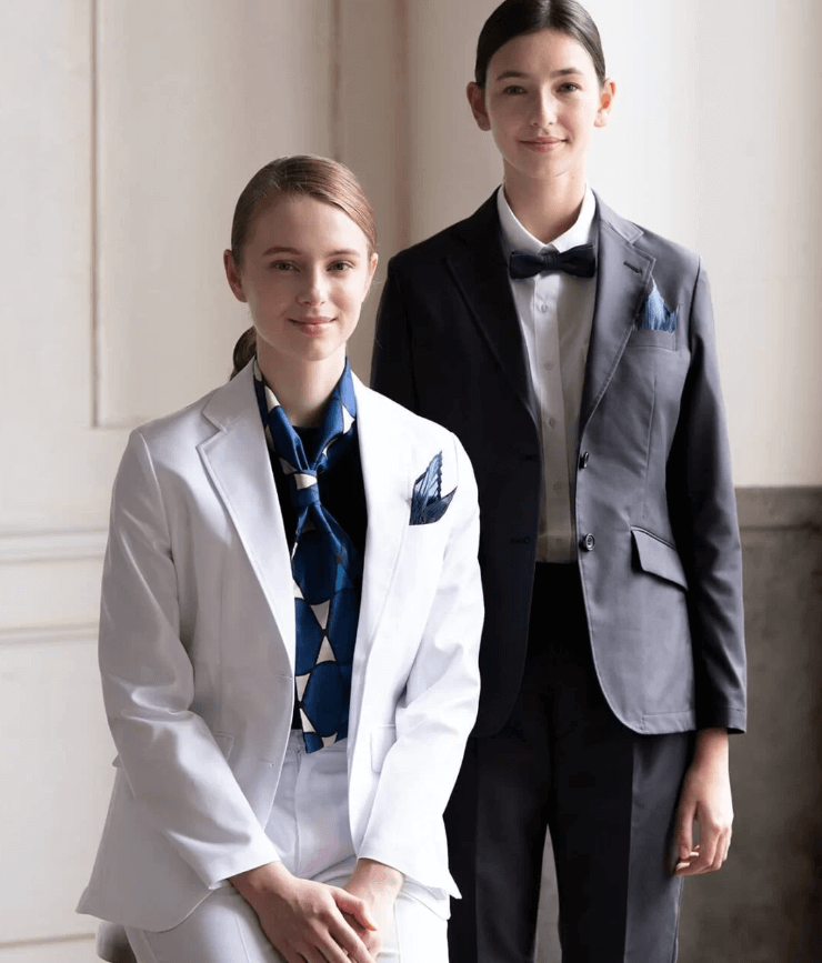 Áo sơ mi trắng kết hợp với áo vest đen