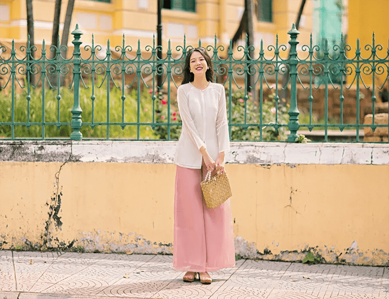 Áo bà ba dài tay với màu trắng tinh khôi tạo vẻ đẹp thuần khiết cho nhân viên quán chay