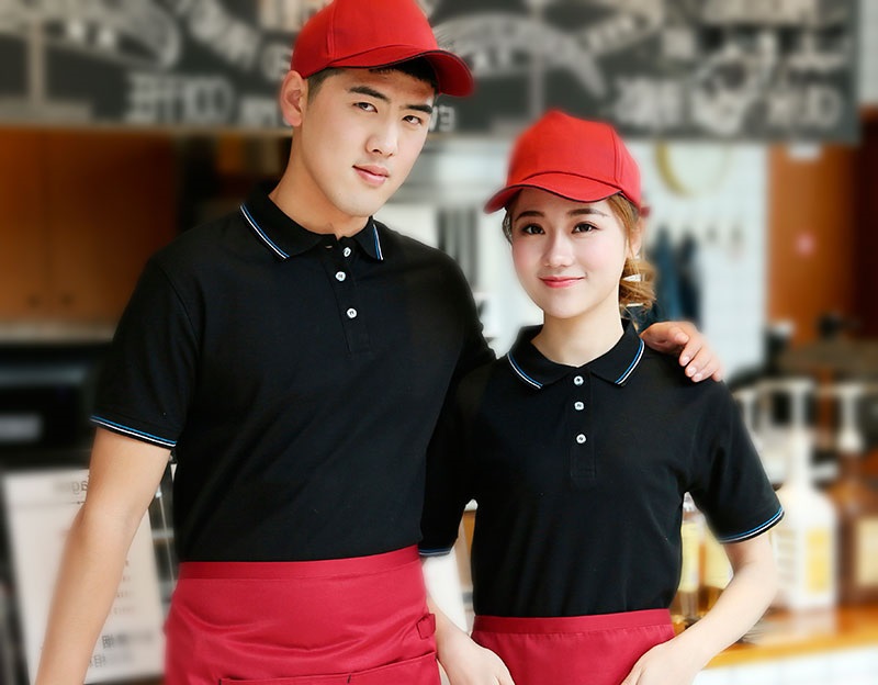 Mẫu đồng phục áo thun đen phối tạp dề đỏ, mũ đỏ độc đáo cho nhà hàng chay