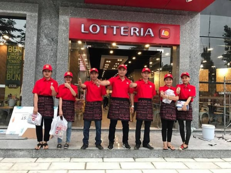 Đồng phục Lotteria ghi dấu ấn bơi màu sắc đỏ tươi nổi bật