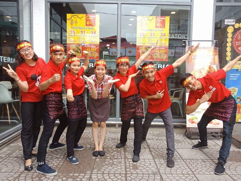 Đồng phục Lotteria với sắc đỏ rực rỡ, nổi bật đầy nhiệt huyết