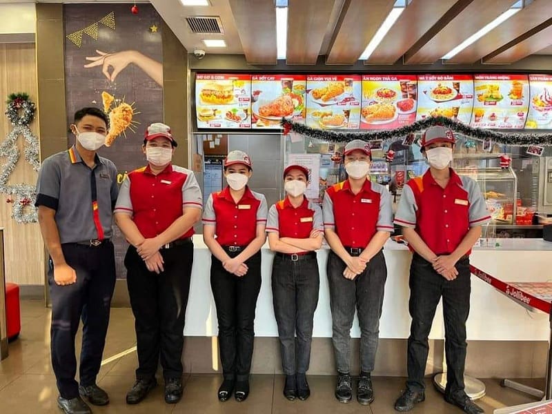 Đồng phục nhân viên Jollibee thiết kế mới lạ, độc đáo