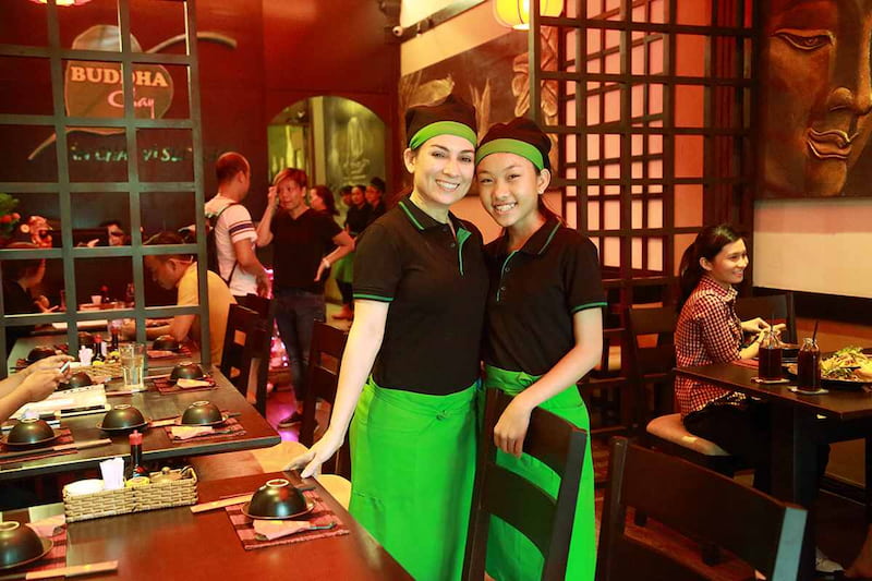 Đồng phục dành cho nhân viên quán chay với màu sắc tươi sáng