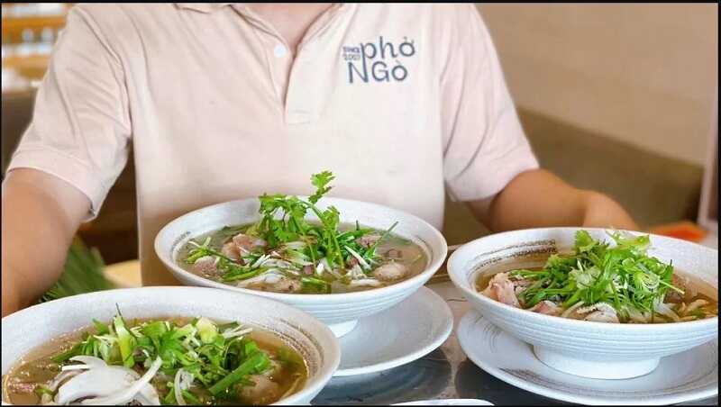 Đồng phục quán phở tạo ấn tượng tốt đến khách hàng