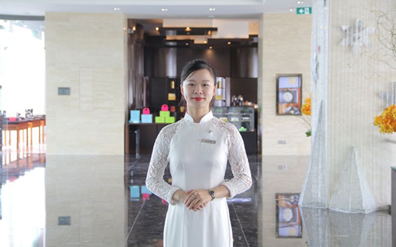 Đồng phục cho Door Girl với áo dài màu trắng tinh khôi