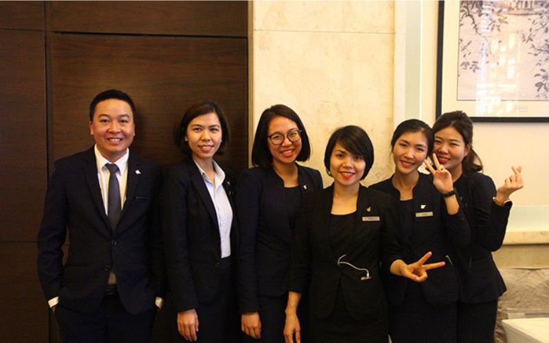 Đồng phục nhân viên lễ tân trong khách sạn Marriott
