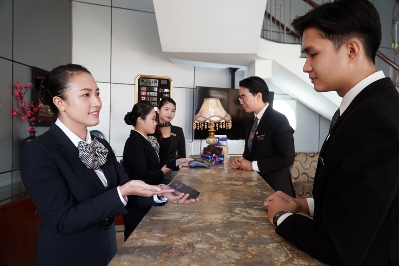 dong-phuc-quan-ly-khach-san