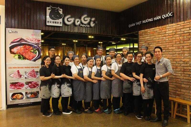 Đồng phục Gogi cho nhân viên bếp là áo thun trắng và tạp dề xám