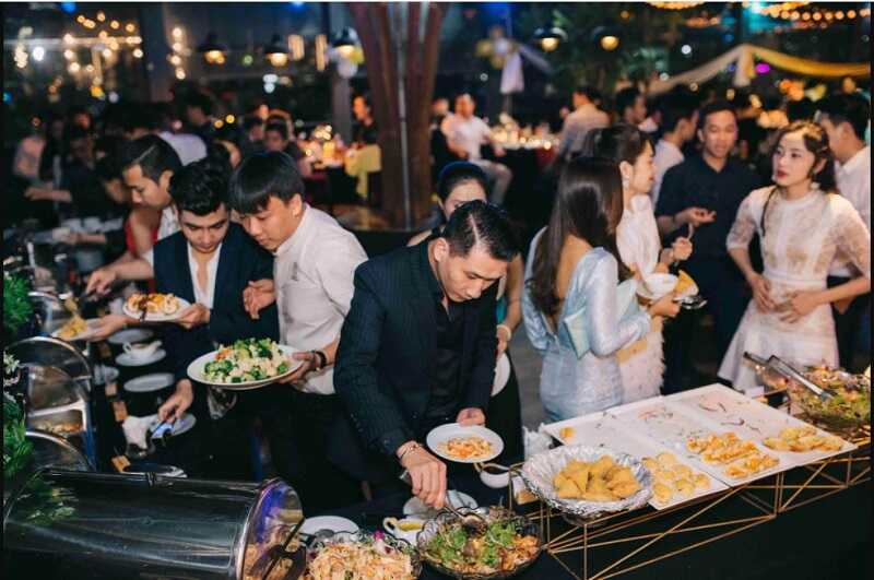 Khách hàng tự lấy đồ ăn là đặc trưng của tiệc buffet