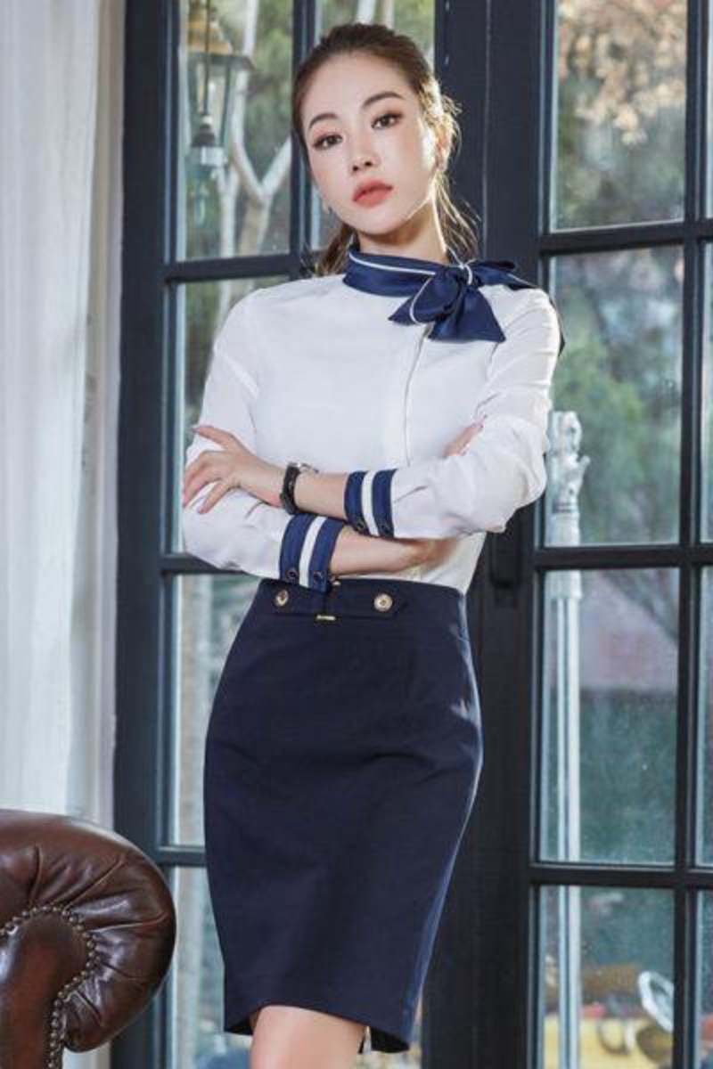 Áo sơ mi và chân váy cũng là một mẫu đồng phục lễ tân khách sạn 3 sao cho nhân viên nữ