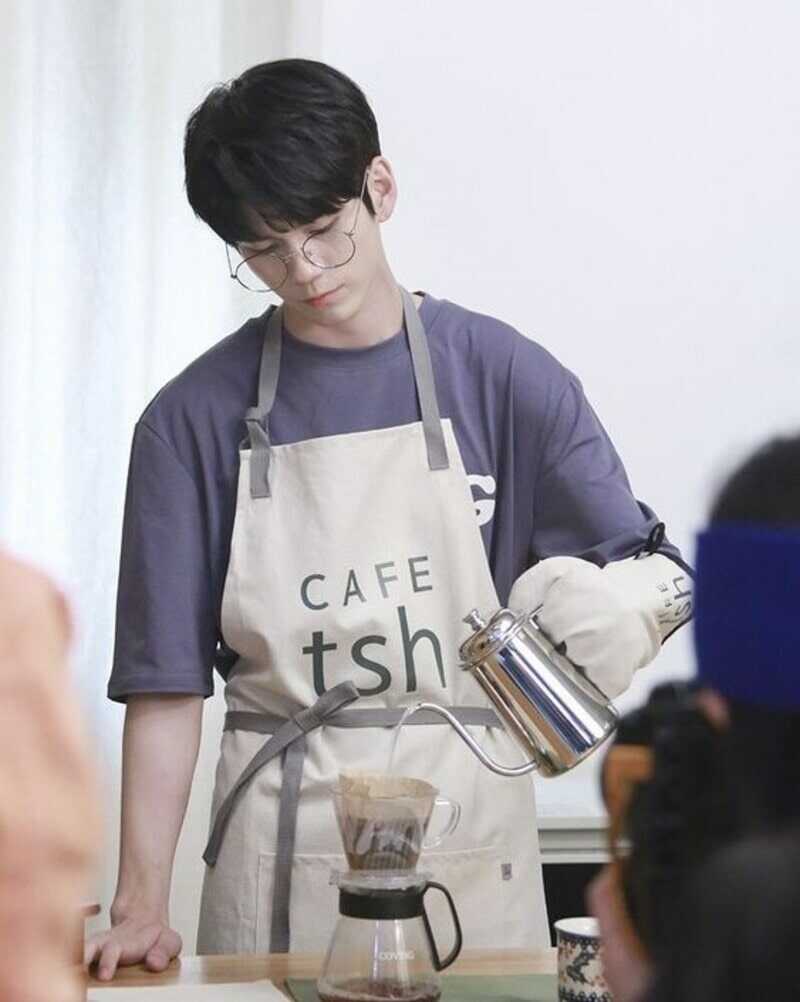 Mặc đồng phục tạp dề Hàn Quốc thể hiện sự chuyên nghiệp