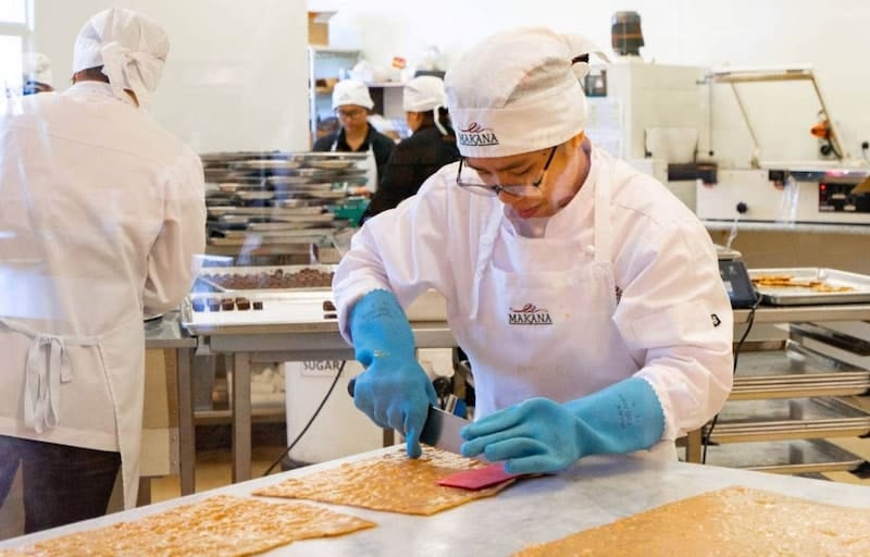 Tạp dề đầu bếp thường thiết kế dáng dài, đơn giản nhưng rất tiện  