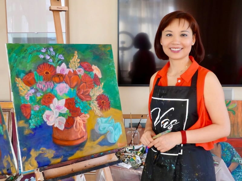 Tạp dề màu đen mang đến vẻ ngoài thanh lịch, sang trọng cho người mặc khi vẽ