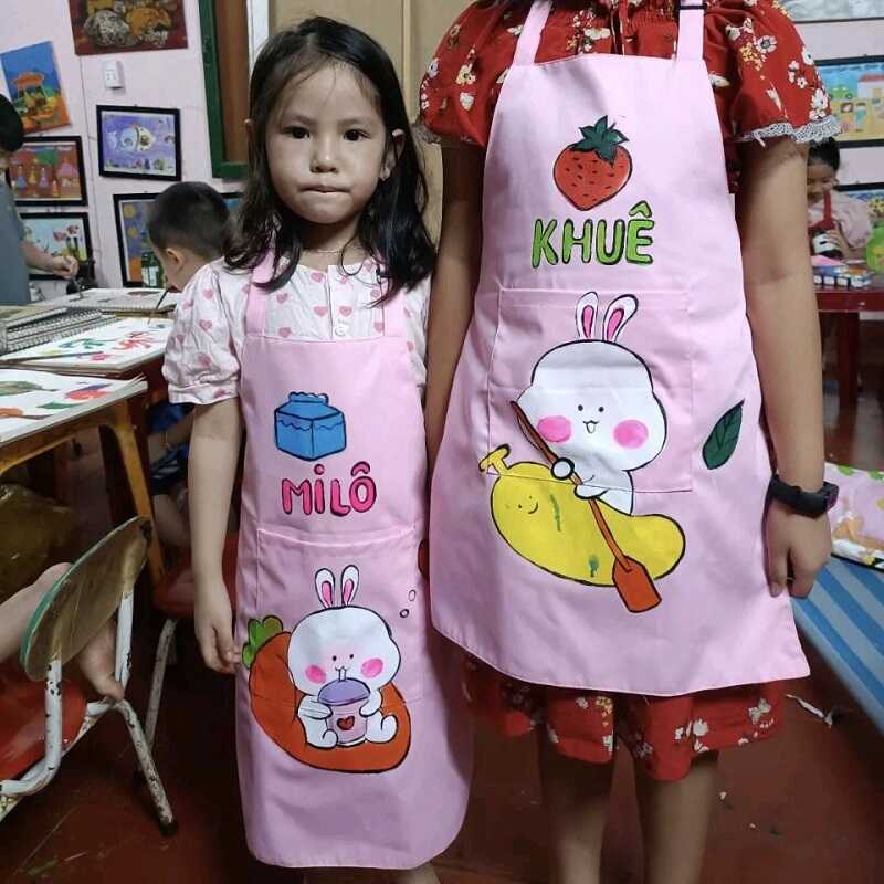 Tạp dề hồng dễ thương cho các bé học vẽ tranh
