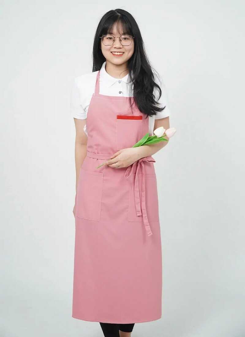 Mẫu tạp dề hồng cho các cửa hàng kinh doanh dịch vụ