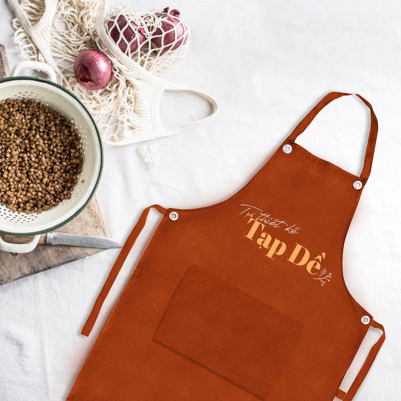 In tạp dề số lượng ít với slogan ý nghĩa của thương hiệu