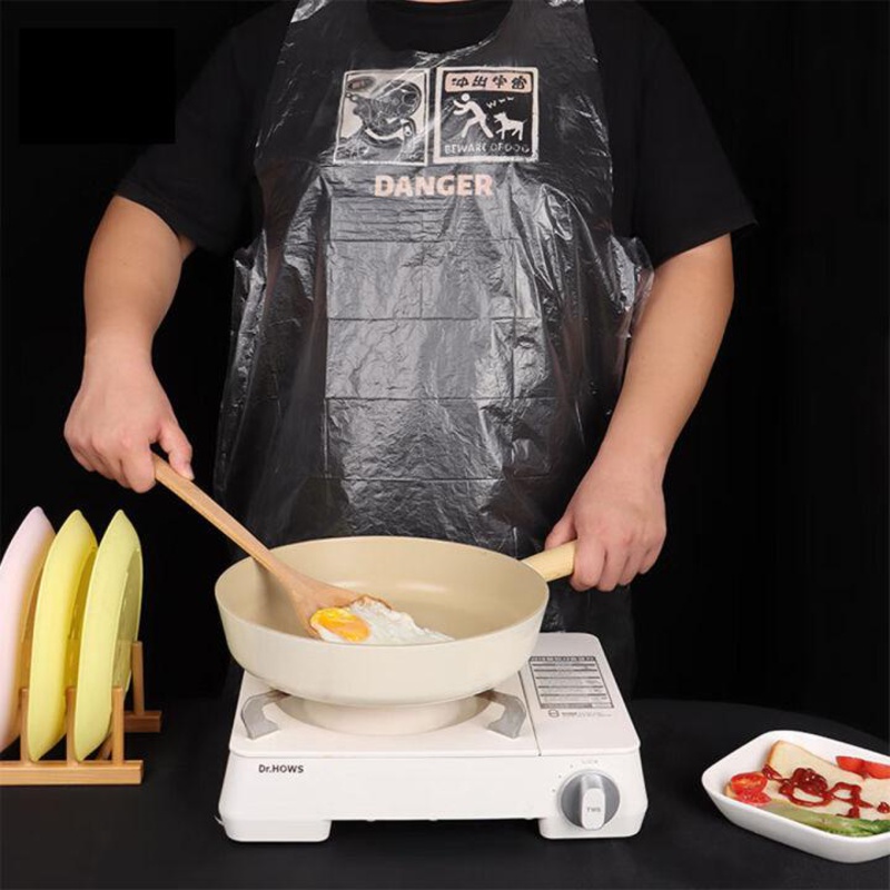 Sau khi dùng, bạn cần vứt bỏ tạp dề sử dụng 1 lần đúng cách tránh gây ô nhiễm môi trường