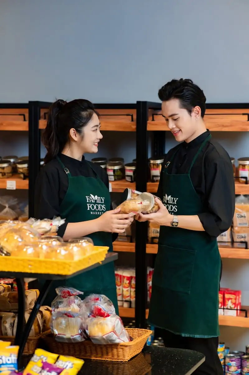 Tạp dề làm bánh giúp bảo vệ quần áo khỏi các vết bẩn như bột, đường,...