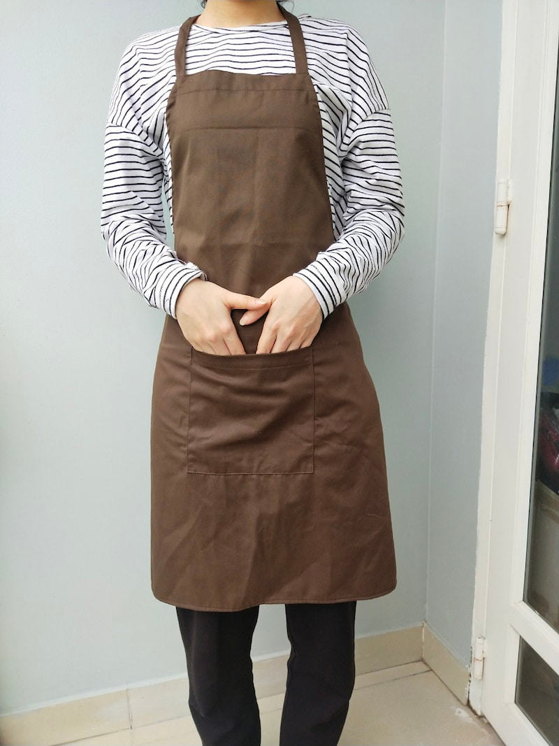 Tạp dề nâu có túi tiện lợi để đựng dụng cụ cần thiết