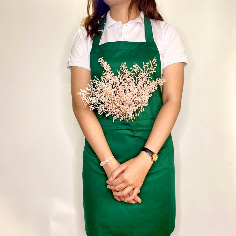 Tạp dề xanh lá chất polyester có khả năng chống thấm nước và dễ dàng vệ sinh