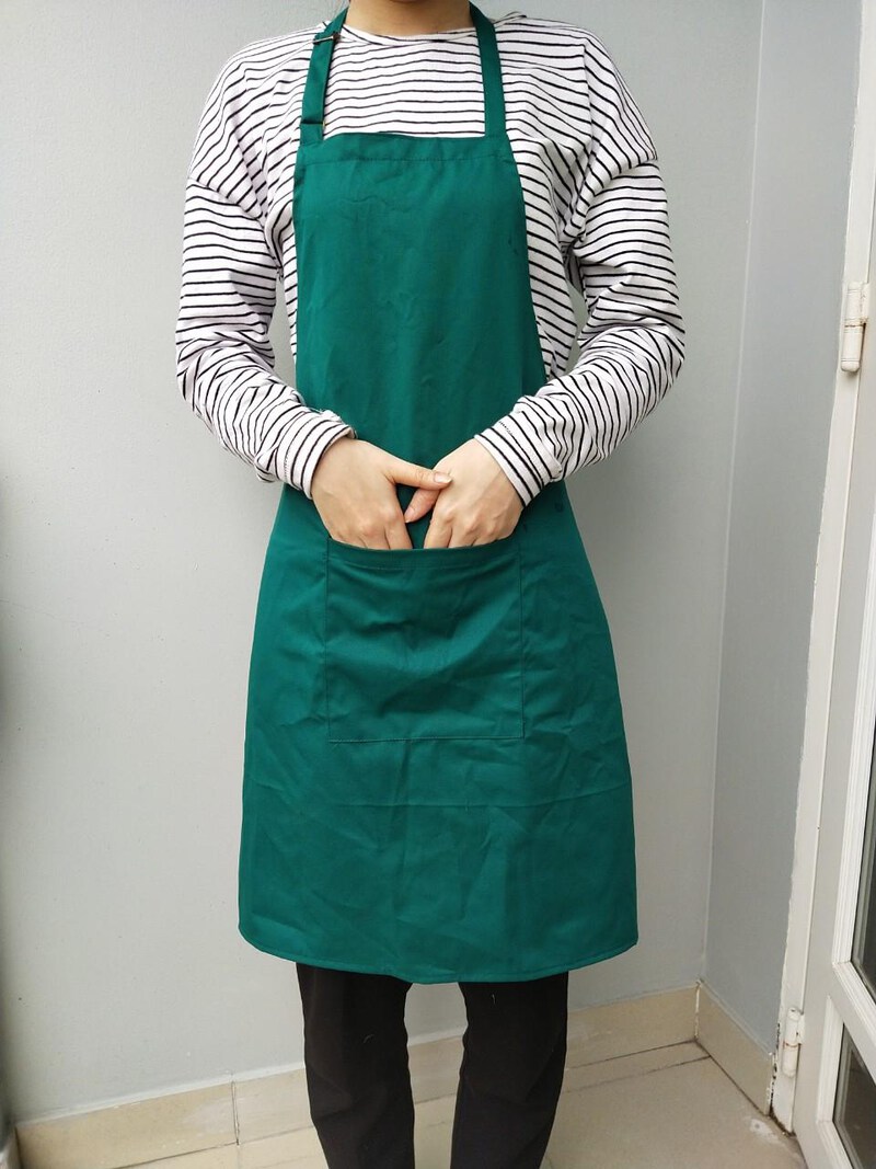 Tạp dề xanh cổ điển kiểu dáng đơn giản, phù hợp với nhiều phong cách thời trang