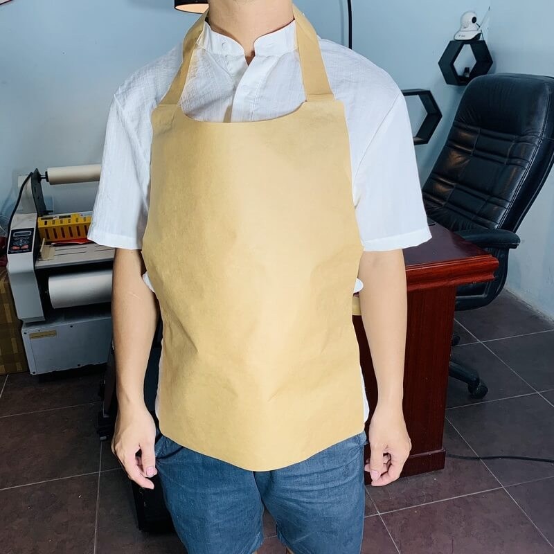 Tạp dề giấy được làm từ các loại giấy kraft, giấy duplex... có độ dày và độ bền cao