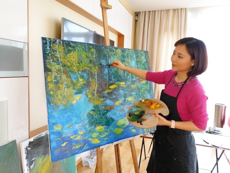 Tạp dề họa sĩ dạng yếm giống như một chiếc yếm, giúp bảo vệ phần phía trước họa sĩ