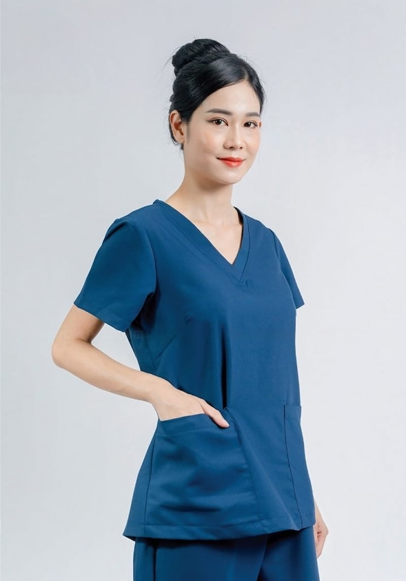 Đồng phục spa màu xanh coban cũng là gam màu được yêu thích