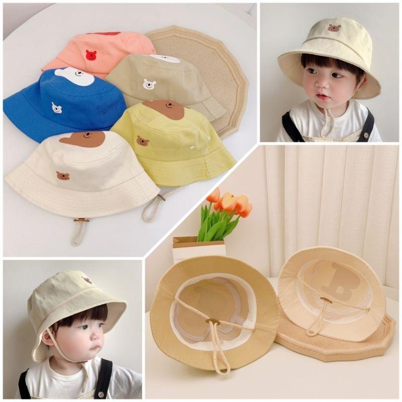 Mũ đồng phục dáng bucket có phần nón tròn và phần vành ngắn đặc trưng