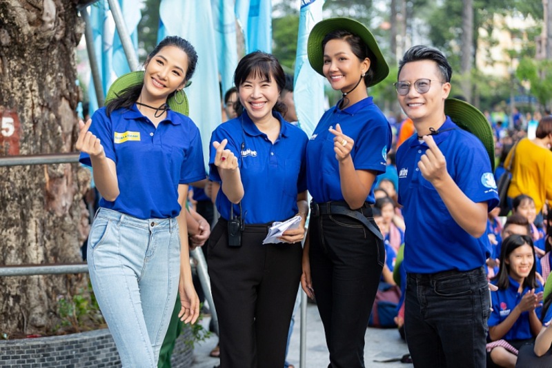 Mũ đồng phục dáng tai bèo rất phổ biến trong các chương trình tình nguyện