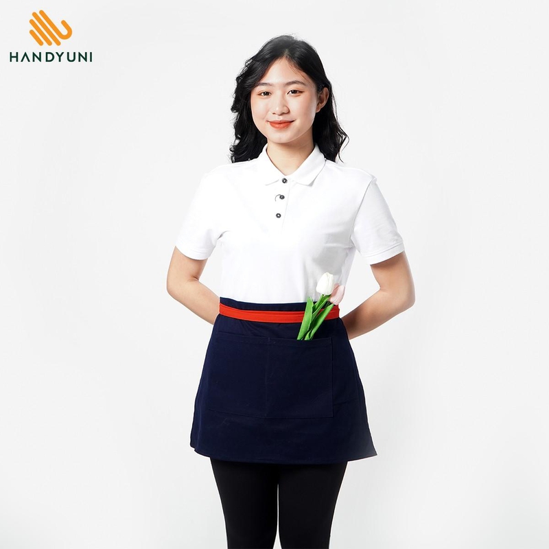 Tạp dề ngang hông có túi giúp người mặc đựng các vật dụng cần thiết khi làm việc