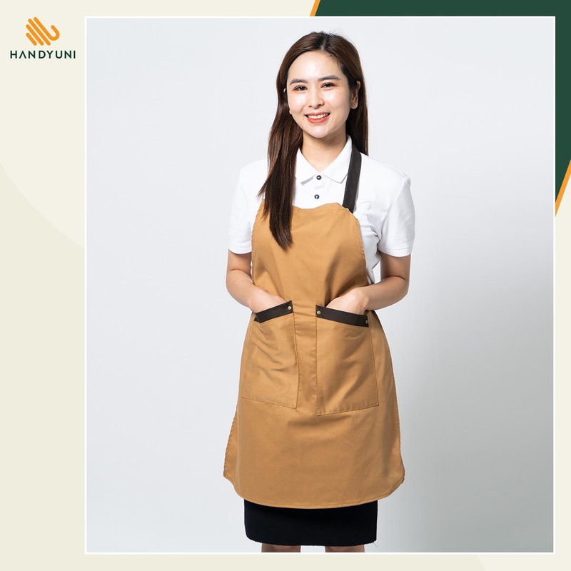 Yếm tạp dề có thể có thêm túi hoặc các chi tiết như nơ, bèo, hoa văn... 