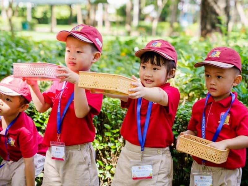 Mũ đồng phục tạo sự gắn kết cho các bé khi giao lưu trò chơi