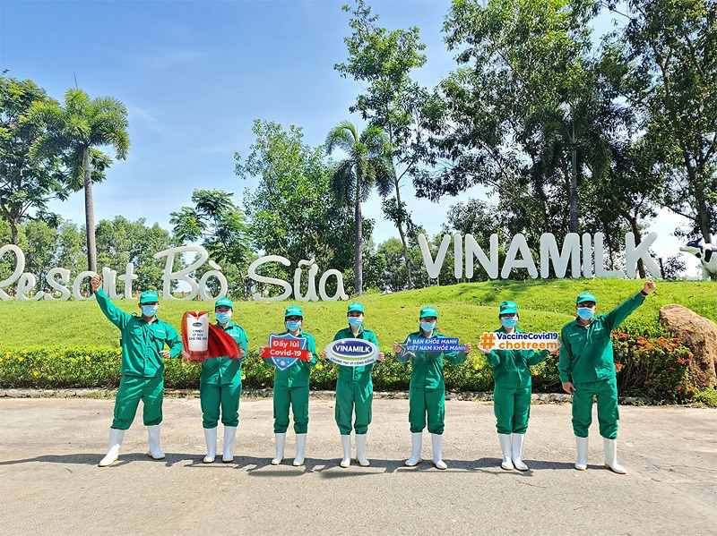 Nhân viên trang trại bò sữa Vinamilk có đồng phục ấn tượng