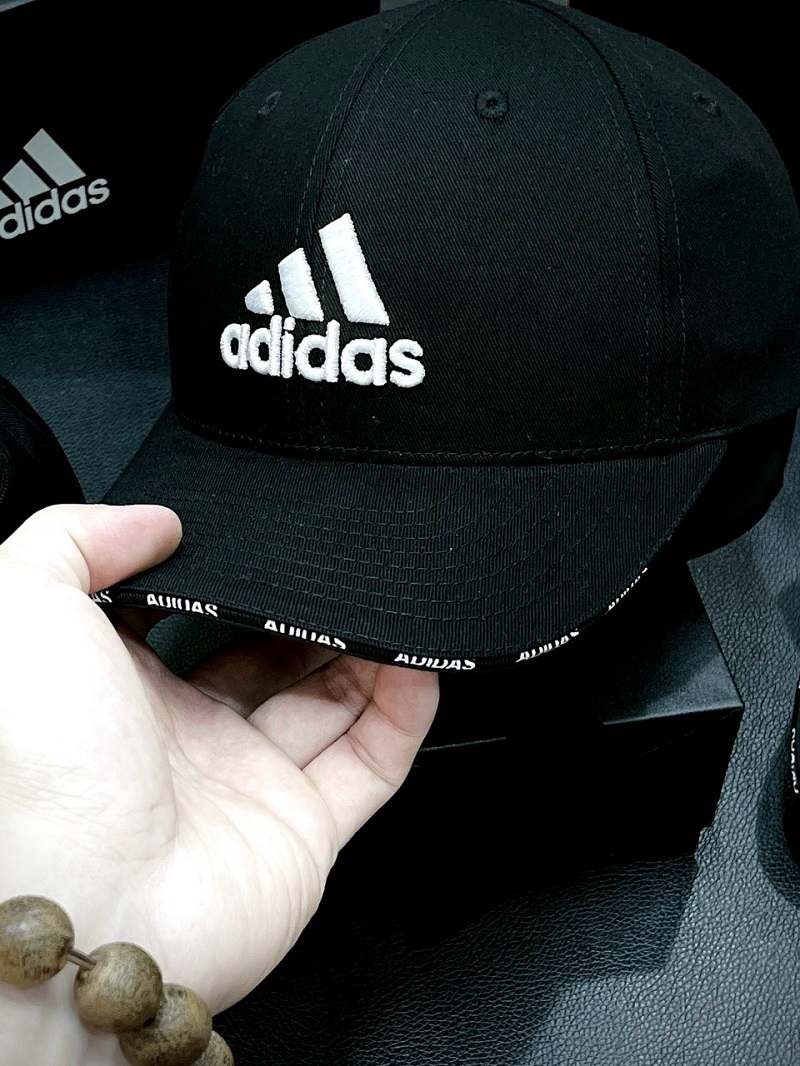 Chọn kiểu dáng và chất liệu mũ lưỡi trai in logo phù hợp