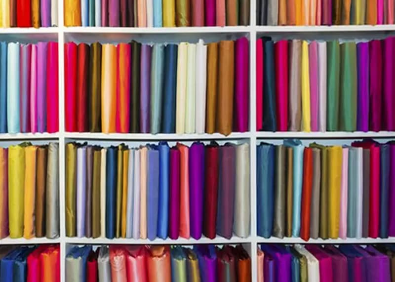 May đồng phục có chi phí phụ thuộc vào nhiều yếu tố, trong đó có chất vải