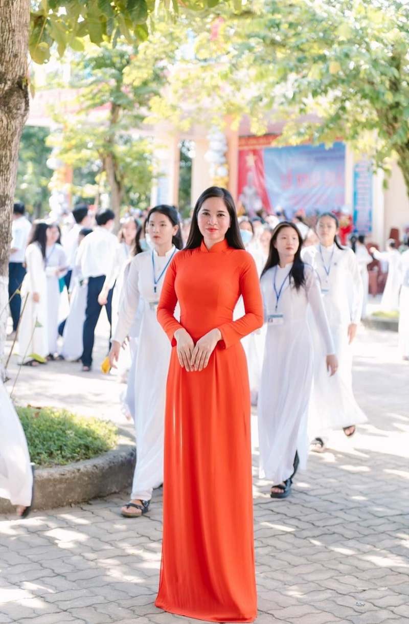 Áo dài màu cam mang vẻ đẹp nền nã