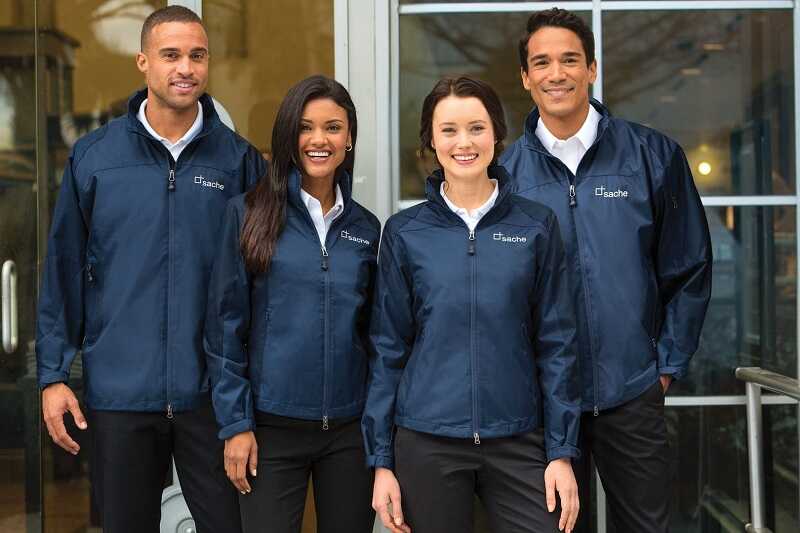 Mặc áo đồng phục mùa đông giúp bảo vệ sức khoẻ nhân viên