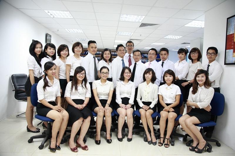 Áo sơ mi trắng là item không thể thiết của dân công sở