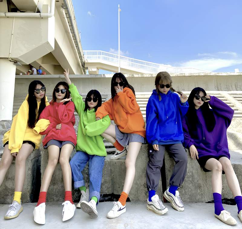 Đồng phục công ty ngành du lịch đẹp với áo hoodie