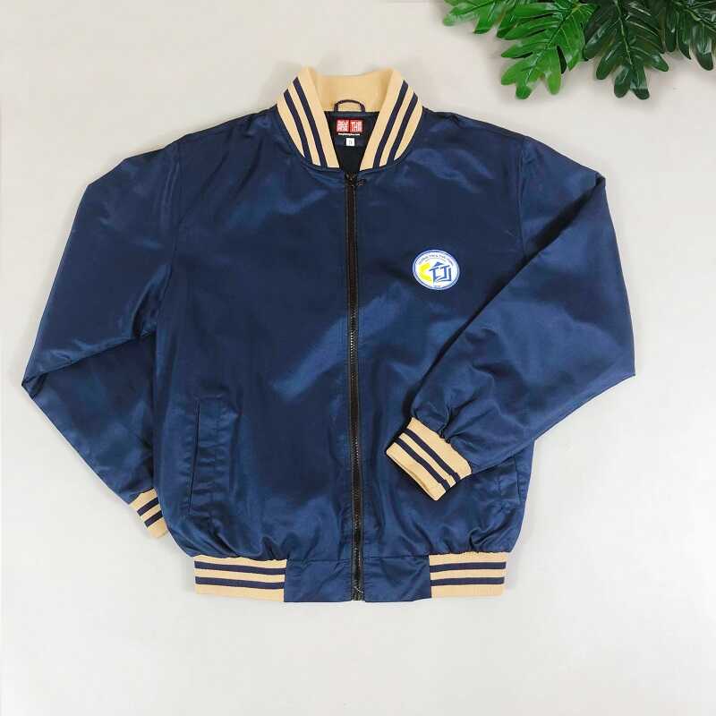 Đồng phục áo khoác bomber mang đến diện mạo trẻ trung