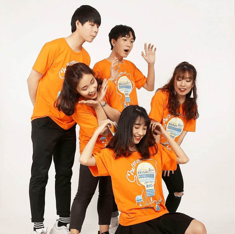 Áo lớp màu cam đại diện cho nhiệt huyết của tuổi trẻ