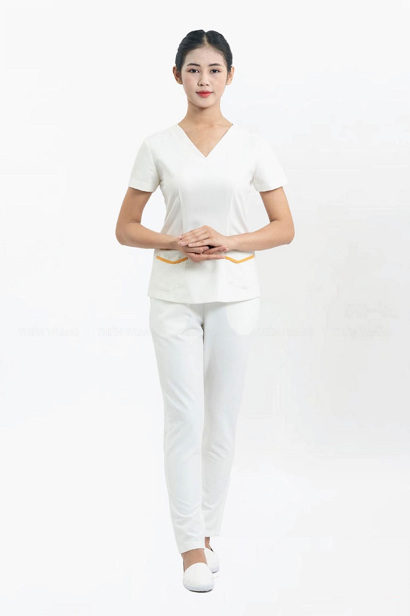 Nhân viên spa sử dụng áo đồng phục trắng tinh khôi