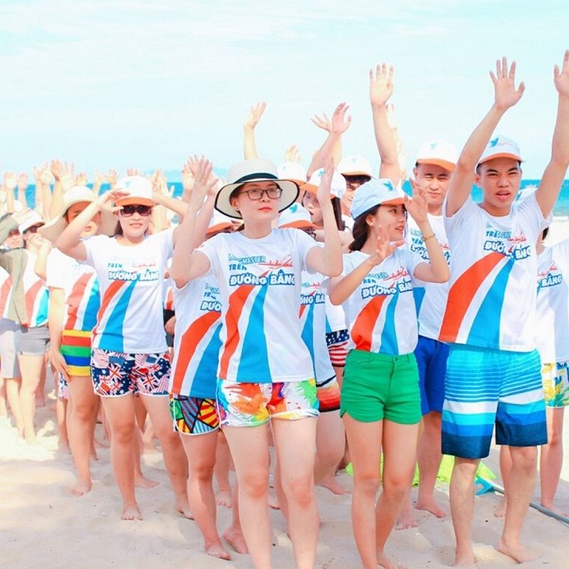 Áo đồng phục trắng thích hợp để đi teambuilding