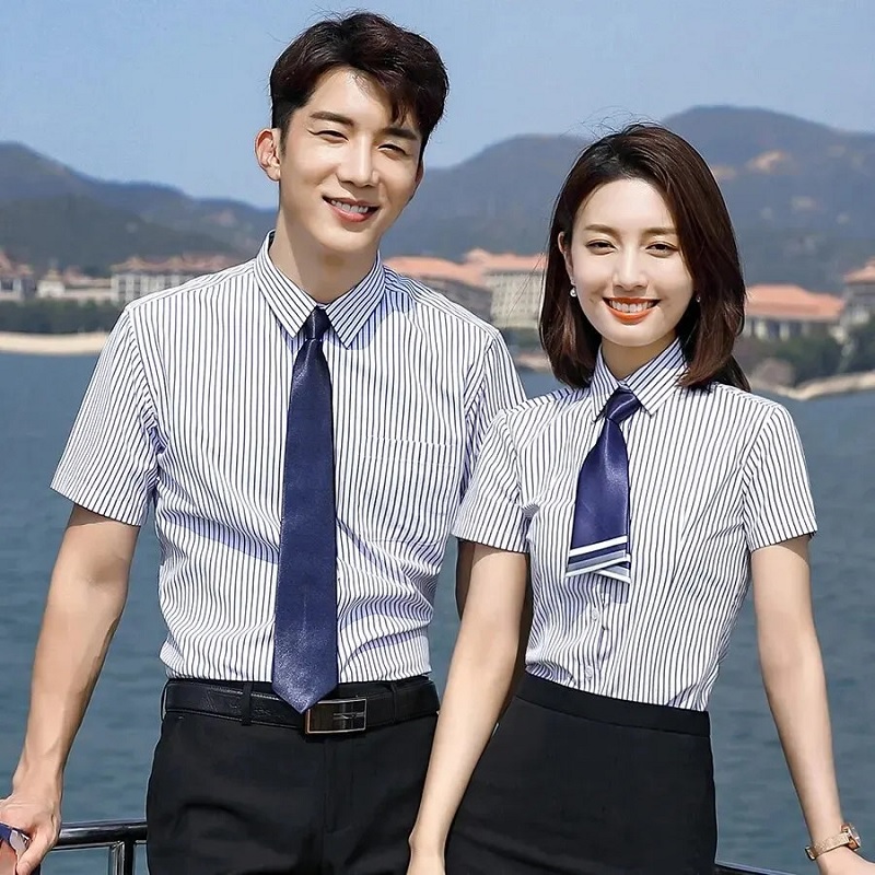 Đồng phục sơ mi với họa tiết kẻ sọc tinh tế