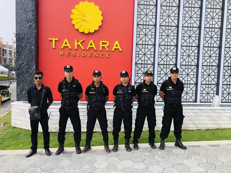 Mặc đồng phục bảo vệ giúp tăng cường an ninh công ty